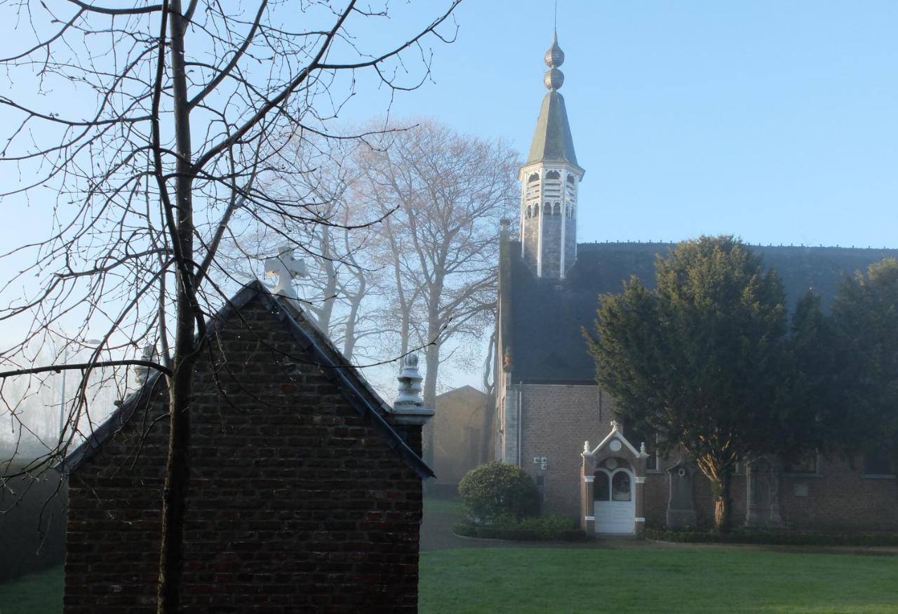 Charming Arty Studioflat, Overlooking The Domain Of A 17Th Century Chapel An Ideal Location For Business Travellers And Peace Seekers Tielrode Exterior photo